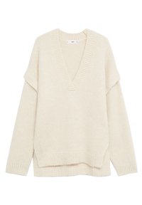 Sweter w kolorze kremowym, robiony na drutach, z dekoltem w kształcie V, w oversize'owym kroju i teksturowanej tkaninie; posiada prążkowane mankiety i dół oraz boczne rozcięcia.