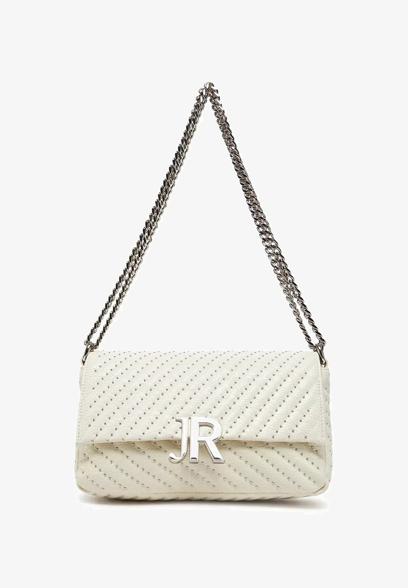 Bolso de mano de cuero blanco acolchado con costuras diagonales, correa de cadena plateada y prominente logo "JR" en plata en la solapa frontal.