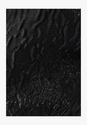 Sort tekstureret stof med et bølgemønster og en subtil glans. Inkluderer glimtende accenter, der skaber dybde og visuel interesse.