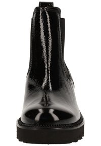 Botte Chelsea en cuir verni noir brillant avec panneaux latéraux élastiques et semelle épaisse en caoutchouc, vue de face.