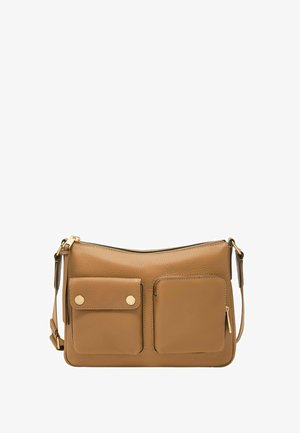 Sac d'épaule en cuir fauve avec deux poches avant, une à boutons-pression et une à fermeture éclair, et une bandoulière réglable avec des ferrures dorées.
