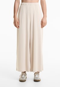 OYSHO - SOFT TOUCH WIDE-LEG CROP - Stoffhose - sand Thumbnail-Bild 1