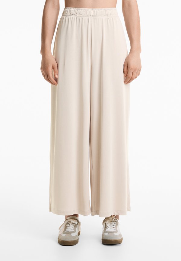 SOFT TOUCH WIDE-LEG CROP - Stoffhose - sand