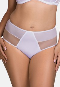 Culotte taille haute en lavande avec des panneaux en mesh transparent sur les côtés. Tissu lisse avec une finition sans coutures, offrant un design moderne.