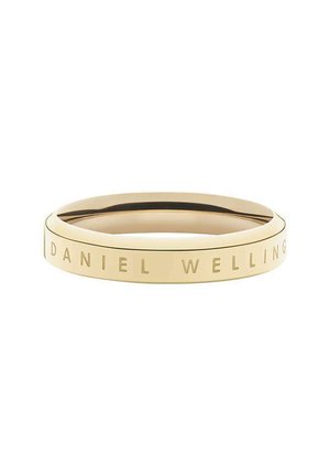 Guldfarvet båndring med en poleret overflade og indgraveret teksten "DANIEL WELLING" rundt om den ydre kant. Glat tekstur og simpelt design.