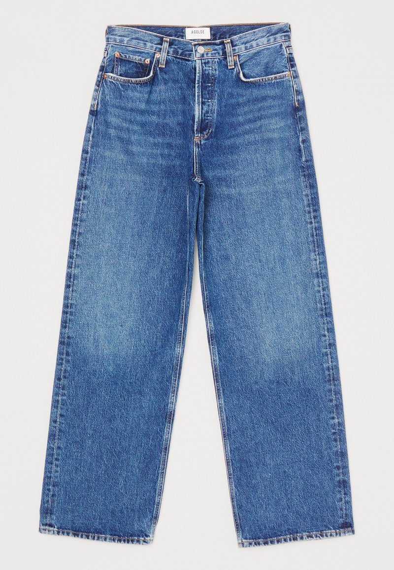 Jeans w dżinsowym szerokim kroju w średnim niebieskim odcieniu z pięcioma kieszeniami, prostymi nogawkami i detalami ściegów. Etykieta marki widoczna na pasie.