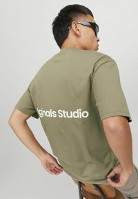 Jack & Jones JORVESTERBRO BACK SS CREW NECK  - Apdrukāts T-krekls - aloe