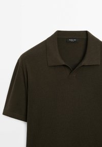 Polo à manches courtes vert olive foncé avec un col en maille et une petite ouverture en V, étiqueté Massimo Dutti.