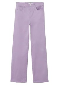 Jeans lavande clair en coton, avec une coupe droite, poches avant et fermeture à bouton. Texture lisse et couture uniforme.