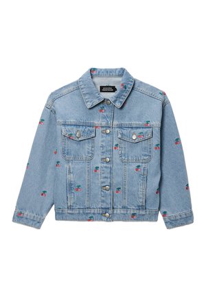 Veste en denim bleu clair avec fermeture à boutons, deux poches poitrine, et petites broderies de cerises rouges dispersées sur le tissu.