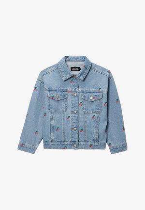 Veste en denim bleu clair avec fermeture à boutons, deux poches poitrine, et petites broderies de cerises rouges dispersées sur le tissu.
