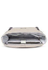 Borsa per laptop beige con un esterno liscio, dettagli grigi, interno imbottito e una cinghia sicura per tenere il laptop in posizione.