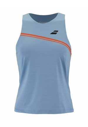 Top deportivo sin mangas de color azul claro con dos franjas diagonales naranjas cruzando el pecho y un pequeño logo negro en el lado izquierdo.