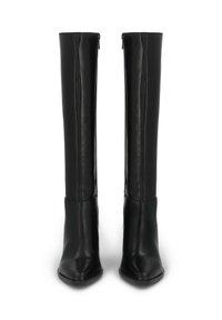 Bottes noires montantes en cuir lisse avec un bout pointu et un talon aiguille. Dotées d'une fermeture éclair à l'arrière et de détails de coutures verticales.