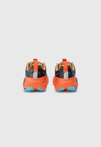 Løpesko med en overdel som hovedsakelig er oransje, svart og teal-detaljer, og en strukturert såle med blå trekkstifter.