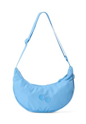 Hellblaues, halbmondförmiges Schultertasche mit verstellbarem Riemen und zwei runden Knöpfen vorne, vor weißem Hintergrund angezeigt.