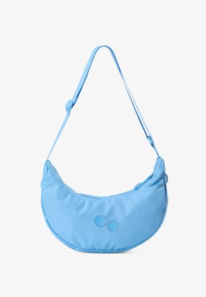 Hellblaues, halbmondförmiges Schultertasche mit verstellbarem Riemen und zwei runden Knöpfen vorne, vor weißem Hintergrund angezeigt.