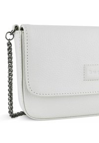 Clutch bianca in pelle con finitura testurizzata, chiusura a pattina magnetica e tracolla in metallo argentato. Presenta un logo embosso discreto.