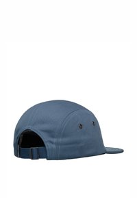 Gorra de tela azul con una parte superior redondeada, visera plana y correa ajustable en la parte trasera. Presenta ojales de ventilación a los lados.