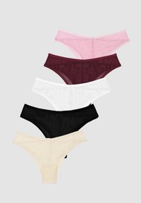 Cinq paires de string en rose, bordeaux, blanc, noir et beige, ornées de motifs en dentelle florale et de textures en tissu doux.