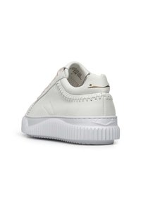 Sneaker bianco in pelle con suola in gomma bianca testurizzata, tacco curvo e accenti rosa chiaro sul retro. Dettagli di cuciture sottili.