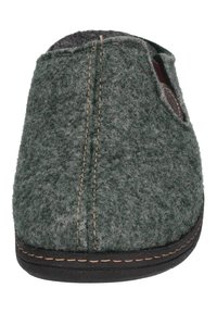 Groen vilten slipper met een gestructureerd oppervlak, ronde neus, contrasterende tan stiksels en een ronde logo-accent aan de zijkant.