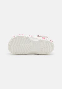 Crocs - CLASSIC POOL PARTY - Chanclas de baño - white - 4