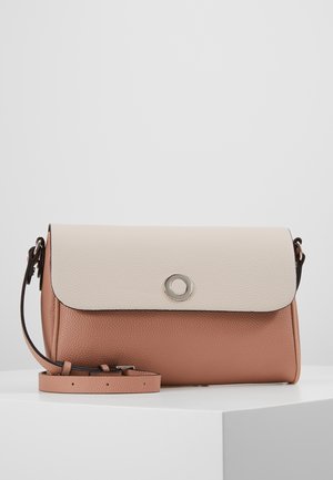 Sac bandoulière rectangulaire bicolore en cuir beige clair et marron avec une boucle ronde argentée et une sangle réglable sur une surface blanche.