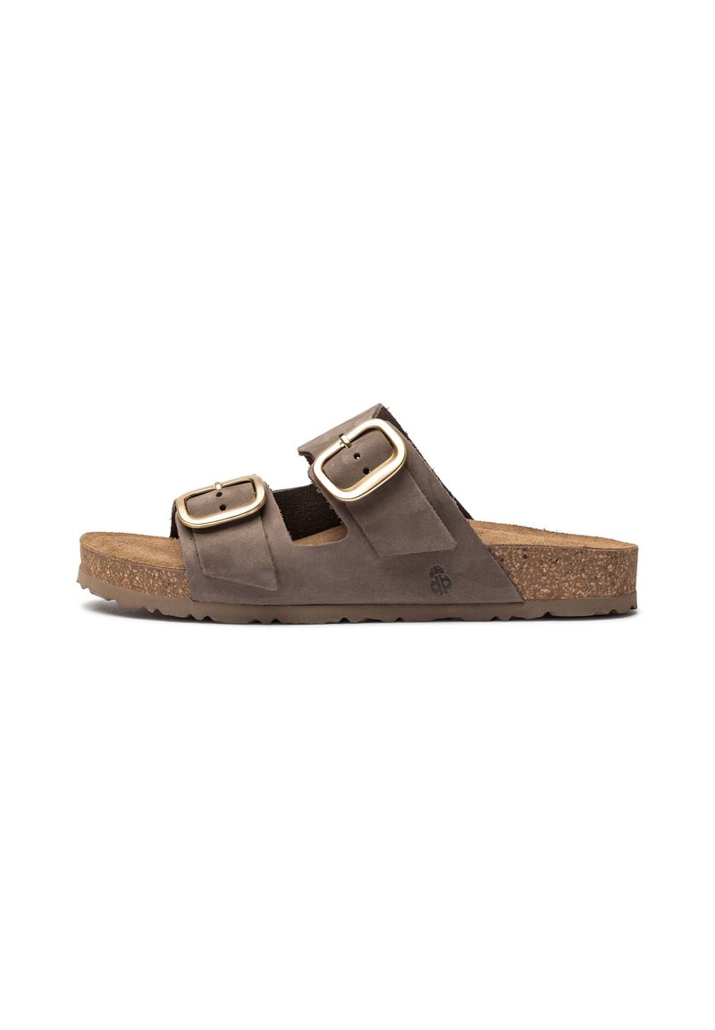 Bruine suède sandalen met twee verstelbare gespsluitingen, een kurken voetbed en een getextureerde rubberen zool voor grip.