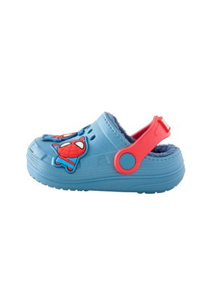 Blauwe kinderslof met rode verstelbare hielriem en Spider-Man versiering bovenop, gevoerd met zachte blauwe stof aan de binnenkant.
