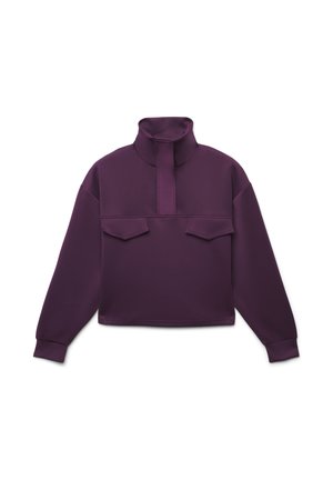 Pull en maille violet à manches longues avec col montant, deux poches avant et une coupe courte. Tissu lisse avec une finition mate.