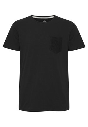 Črna kratka majica s kratkimi rokavi, izdelana iz mehkega materiala, z teksturirano žepno oblogo na levi strani in podrobnostmi v obliki črtastega ovratnika.