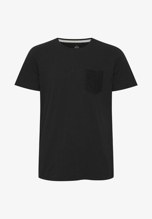 Must suvekate särk, millel on lühikesed varrukad, valmistatud pehmest kangast, ning vasakul pool on tekstuuriga plaastriga tasku ja triibuline kaelusdetail.