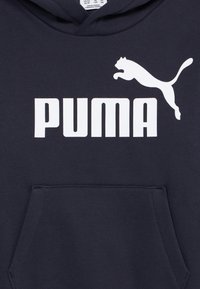 Felpa navy con tasca a kangaroo, caratterizzata da un grande logo bianco "PUMA" e da un grafiche di un puma in salto sopra il testo.
