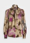 FLORAL SATIN CHARMEUSE TIE NECK BLOUSE - Blusa com botões - tan multi