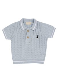Polo en tricot bleu clair à manches courtes, arborant un motif en cables texturé, deux boutons en bois et un logo de teddy bear noir.