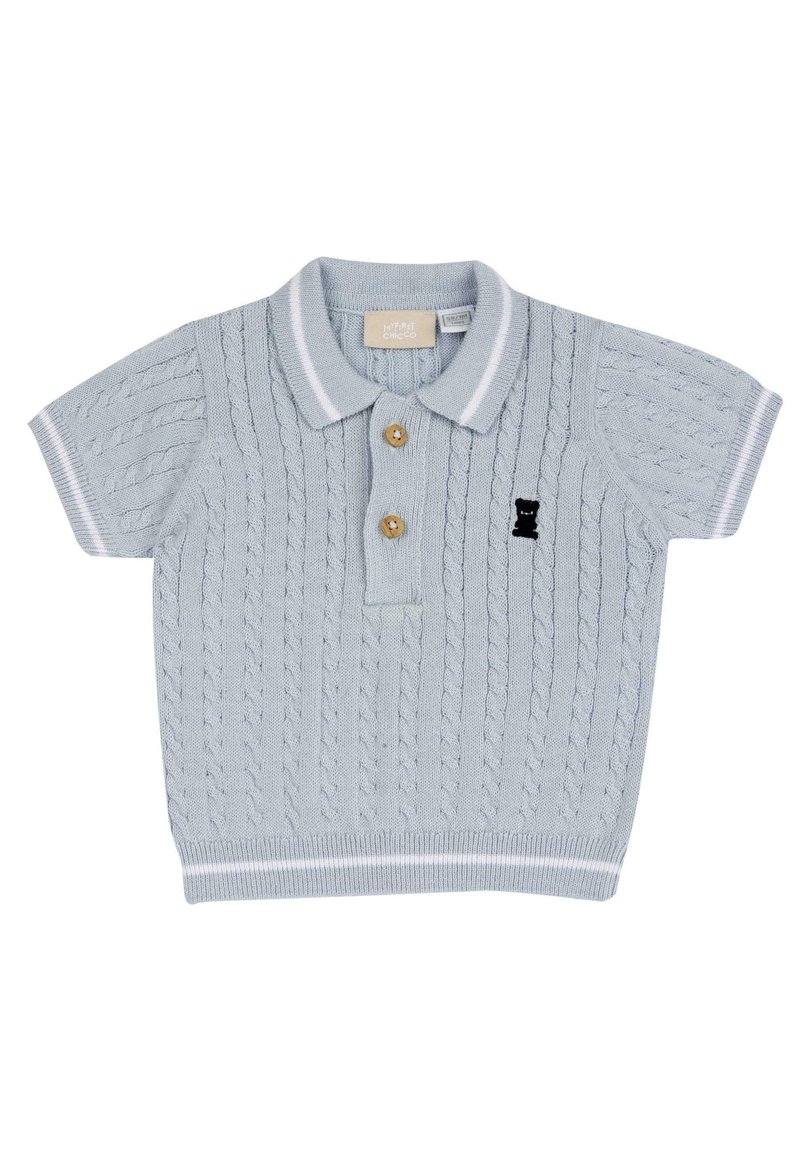 Polo en tricot bleu clair à manches courtes, arborant un motif en cables texturé, deux boutons en bois et un logo de teddy bear noir.