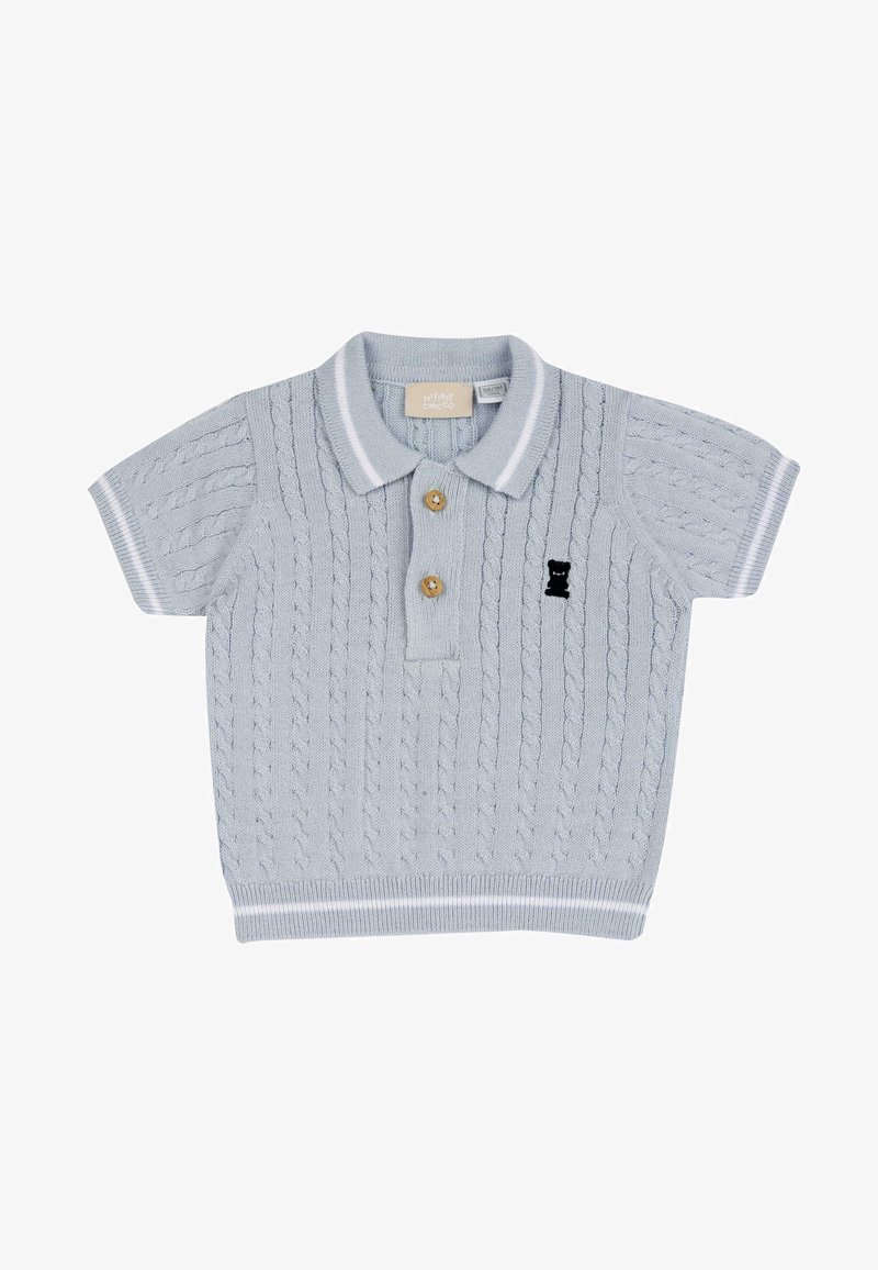 Polo en tricot bleu clair à manches courtes, arborant un motif en cables texturé, deux boutons en bois et un logo de teddy bear noir.