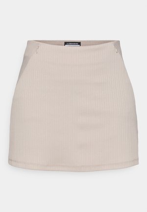 Saia mini canelada bege com uma textura suave, apresentando bolsos laterais com fecho e um design ajustado. Etiqueta da marca na cintura.