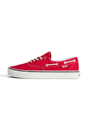 Rød lavtop Vans canvas-sneaker med hvide snørebånd, hvid gummisål og sort stribedetalje vist fra siden på hvid baggrund.