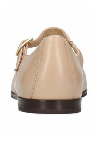 Zapatos de cuero color beige claro con punta redonda, tira trasera y detalle de hebilla en tono dorado; textura suave y suela plana.