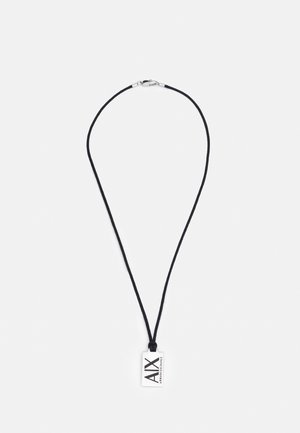 Sort læderhalskæde med en rektangulær hvid vedhæng med "A|X Armani Exchange" logo i sort tekst.