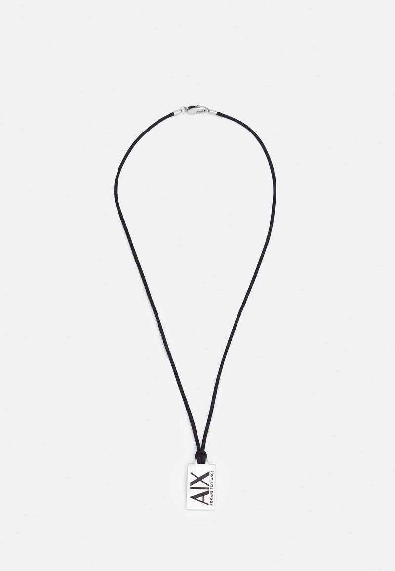 Collier en cuir noir avec un pendentif blanc rectangulaire portant le logo "A|X Armani Exchange" en texte noir.