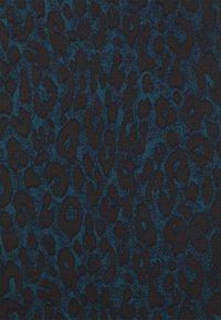 Tessuto a motivi turchese e nero con design a stampa leopardata, caratterizzato da una texture liscia e sfumature variabili di blu e nero.