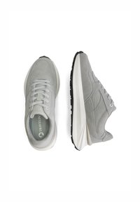 Des baskets en suède gris avec un bout arrondi, un laçage à l'avant, une semelle intermédiaire blanche contrastante et une semelle extérieure en caoutchouc noir avec une texture antidérapante.