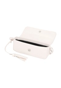 Hvid læder clutch med sølvhardware, der har en klaplukning og en frynse-detalje. Indvendigt er den foret med sort, og den har en slank profil.