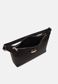 Czarna torebka z teksturowanej skóry z złotym zamkiem błyskawicznym i okuciami, o zaokrąglonym kształcie i odpinanym pasku; wnętrze wyłożone tkaniną.