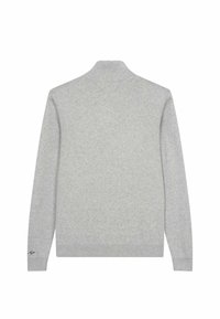 Suéter gris de punto con cuello alto, mangas largas y puños acanalados. Textura suave, diseño casual, sin patrones o acentos visibles.