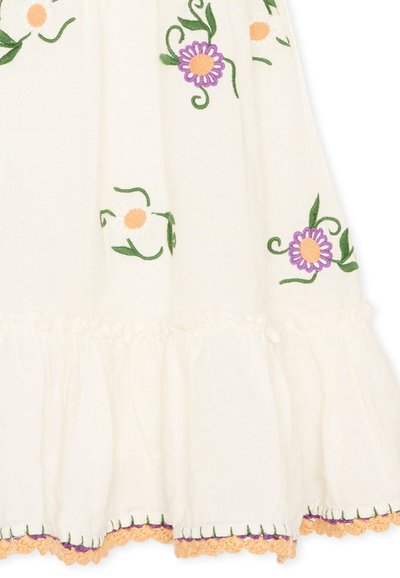 Tessuto bianco con orlo arricciato, ricamato con fiori viola e bianchi con centro arancione e viticci verdi fogliati, rifinito con un bordo smerlato arancione.