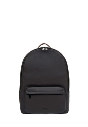 Czarny skórzany plecak o zaokrąglonym kształcie, teksturowanej powierzchni, górnej rączce i przedniej kieszeni na zamek. Subtelne logo na dolnej frontowej części.